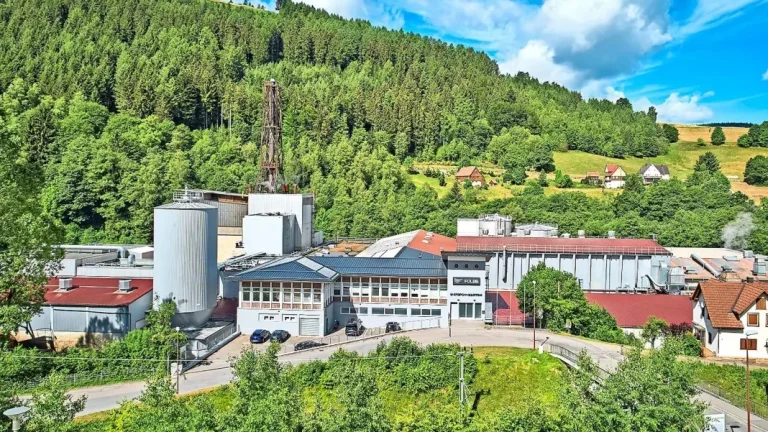 Der Kartonhersteller Baiersbronn Frischfaser Karton GmbH hat Insolvenz angemeldet. 220 Arbeitsplätze sind bedroht, während nach einem Investor gesucht wird.