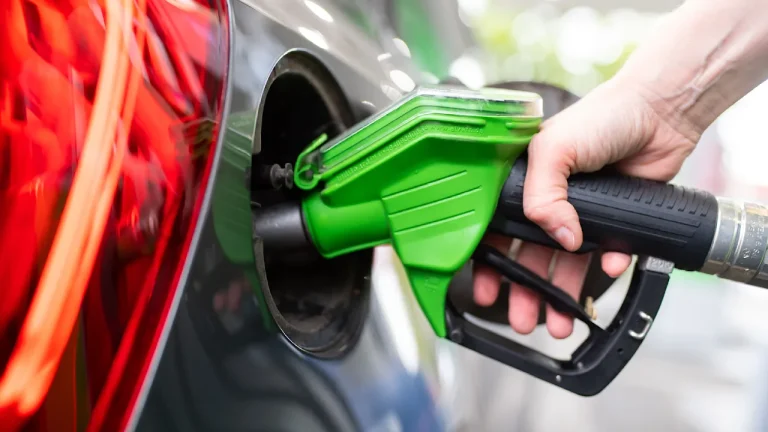 Der Tankrabatt in Deutschland endet Anfang Juli. Der ADAC empfiehlt Autofahrern, spätestens am 29. Juni vor Mittag zu tanken, um höhere Preise zu vermeiden.