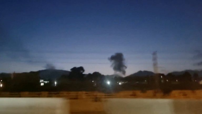 USA greifen Iran erneut an: Teheran meldet Sperrung der Straße von Hormus und Angriffe auf Stützpunkte am Persischen Golf Die USA haben neue Angriffe auf den Iran gestartet. Teheran meldet die Sperrung der Straße von Hormus sowie Attacken auf US-Stützpunkte in Bahrain, Kuwait und Jordanien.