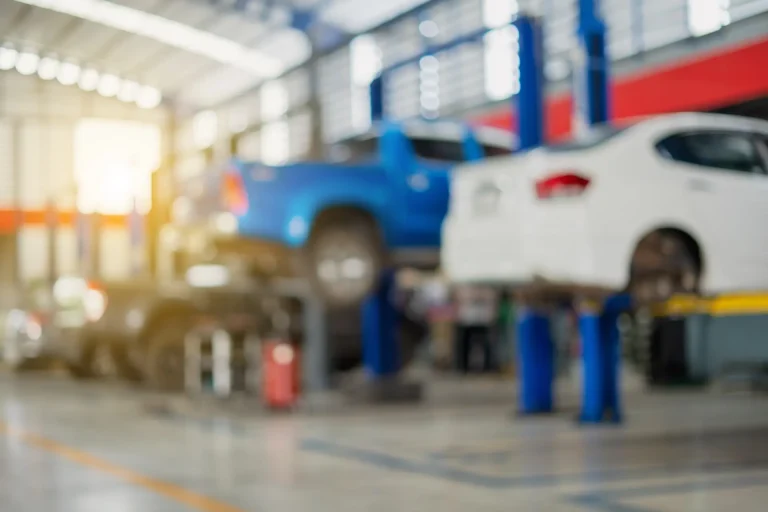 Autowerkstätten geraten unter Druck: Elektroautos senken Serviceeinnahmen Elektroautos senken die Serviceeinnahmen deutscher Werkstätten deutlich. Händler verlieren bis zu 50 Prozent Umsatz durch geringeren Wartungsbedarf.