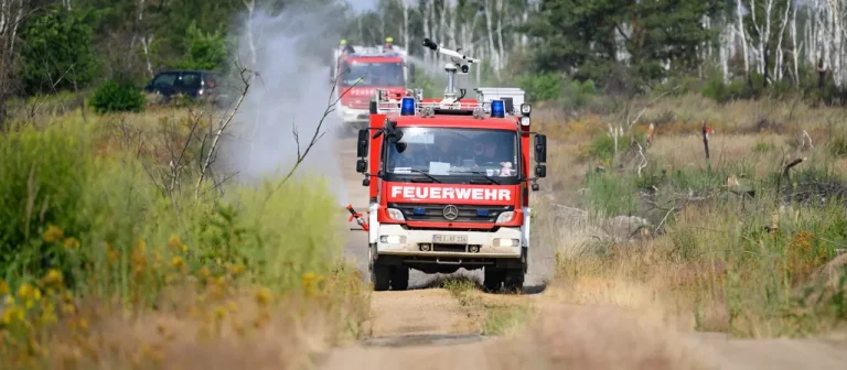 Extreme Hitze und Trockenheit verursachen schwere Waldbrände in Deutschland. Traisen wurde evakuiert, Blindgänger explodieren, Hunderte Einsatzkräfte kämpfen gegen die Flammen.
