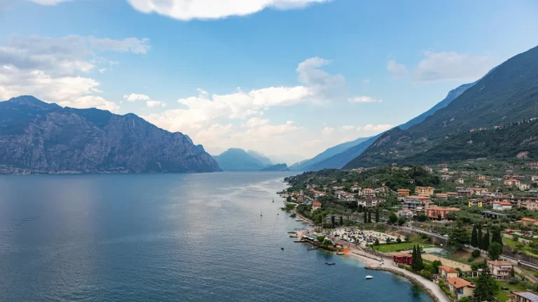 Der Gardasee verliert wegen extremer Hitze, geringer Zuflüsse und steigender Wasserentnahmen täglich rund 7,4 Milliarden Liter Wasser.