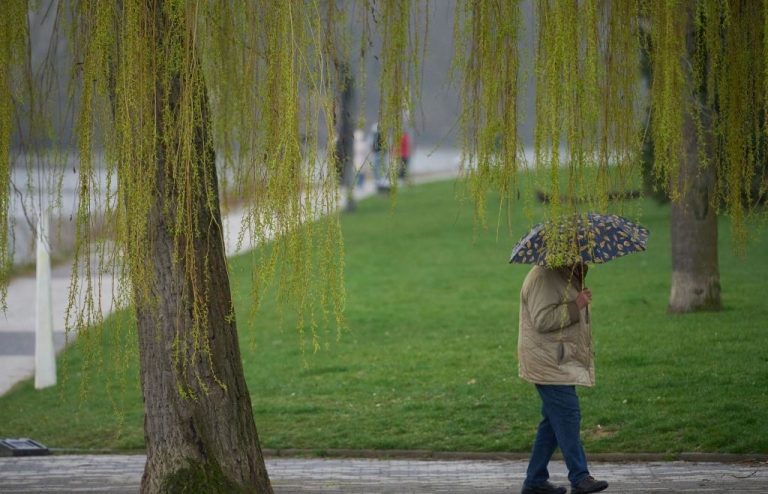 Wann kehrt der Sommer nach Bayern zurück? Meteorologen erwarten nach einer regnerischen Woche deutlich wärmere Temperaturen In Bayern bleibt es zunächst kühl und regnerisch. In den Alpen ist sogar Schnee möglich. Zum Wochenende werden Temperaturen von bis zu 29 Grad erwartet.