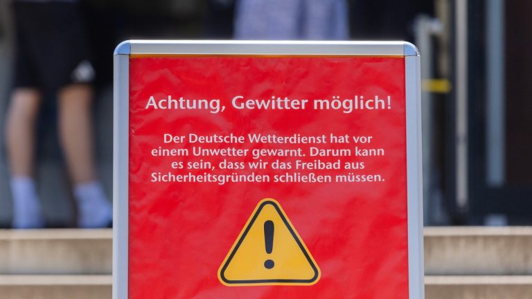 Hitzewarnung für Nordrhein-Westfalen: Bis zu 37 Grad und schwere Gewitter erwartet Nordrhein-Westfalen erwartet Temperaturen bis 37 Grad, Tropennächte sowie kräftige Gewitter mit Starkregen, Hagel und Sturm. Der DWD warnt vor Hitzebelastung.