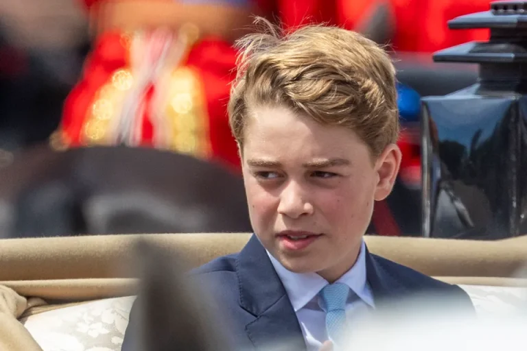 Prinz George besucht künftig das Eton College: Thronfolger setzt Familientradition fort Prinz George wird ab Herbst 2026 Schüler des Eton College. Der Zweite in der britischen Thronfolge folgt damit den Spuren von Prinz William und Prinz Harry.