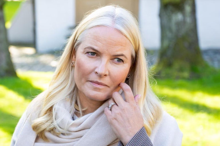 Der norwegische Hof bestätigt: Kronprinzessin Mette-Marit wartet auf eine Lungentransplantation. Wegen ihrer Erkrankung ändert die Familie ihre Pläne