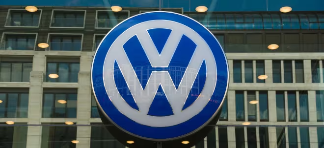 Volkswagen-Aktien fallen nach Dividendenabschlag: Anleger erhalten 2,6 Milliarden Euro Die Volkswagen-Aktie verlor nach dem Dividendenabschlag mehr als 4 Prozent. Trotz eines starken Gewinnrückgangs schüttet der Konzern rund 2,6 Milliarden Euro aus.