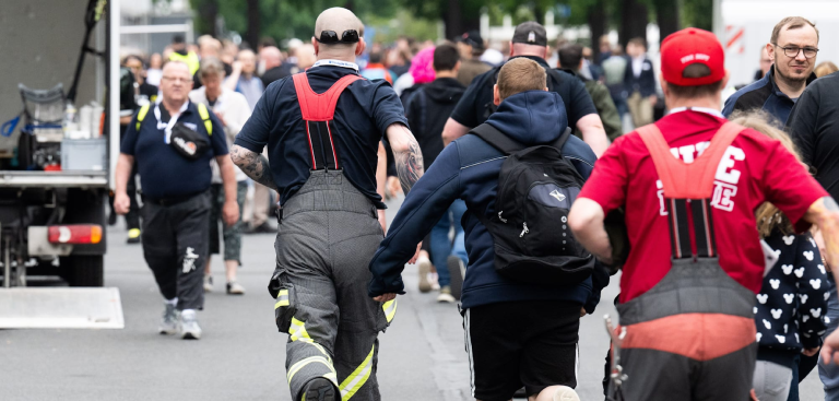 Ein Feuerwehrmann starb nach einem Zwischenfall auf der Interschutz in Hannover. Ein Notarzt kritisiert die Ausstattung der Rettungskräfte, die Veranstalter widersprechen.