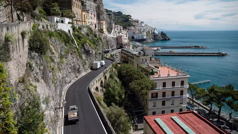 Italien führt 2026 erneut Verkehrsregeln auf der SS163 Amalfitana ein. Die Zufahrt hängt im Sommer von der letzten Kennzeichen-Ziffer ab.