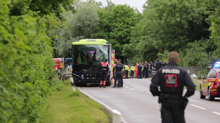 Kind stirbt bei Zusammenstoß zweier Busse in Oberbayern Bei einem Busunfall in Oberbayern sind ein Schulkind ums Leben gekommen und mehrere Menschen schwer verletzt worden. Die Ermittlungen laufen.