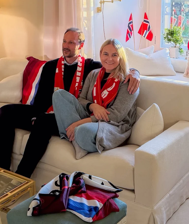 Erste Fotos von Mette-Marit nach Lungentransplantation: Norwegens Kronprinzessin ist wieder zu Hause Norwegens Kronprinzessin Mette-Marit ist erstmals nach ihrer Lungentransplantation auf neuen Fotos zu sehen. Sie feierte mit Haakon den Sieg Norwegens.