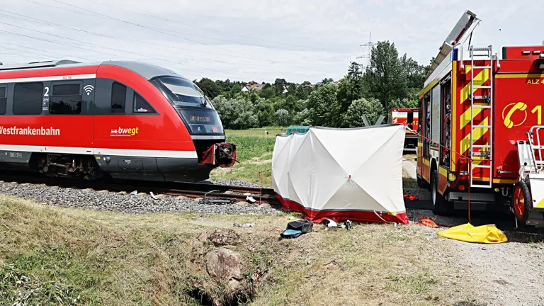 Radfahrerin in Bayern von Regionalzug erfasst und tödlich verletzt In Bayern ist eine 43-jährige Radfahrerin an einem unbeschrankten Bahnübergang nahe Alzenau von einem Regionalzug erfasst und getötet worden.