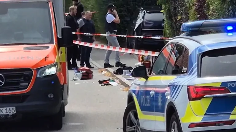 Alarm an Schule in Bayern: Zwei Mädchen schwer verletzt, 16-Jähriger festgenommen In Schongau bei der Welfen-Gymnasium wurden zwei Mädchen schwer verletzt. Die Polizei nahm einen 16-jährigen Verdächtigen fest.