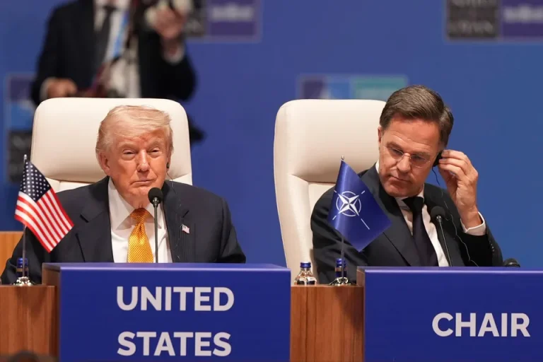 Trump kritisiert erneut NATO-Verbündete: Reaktionen aus Dänemark, Spanien und der EU Trump kritisiert Spanien, bringt Grönland erneut ins Spiel und sorgt beim NATO-Gipfel in Ankara für Spannungen mit Dänemark, EU und Rutte.