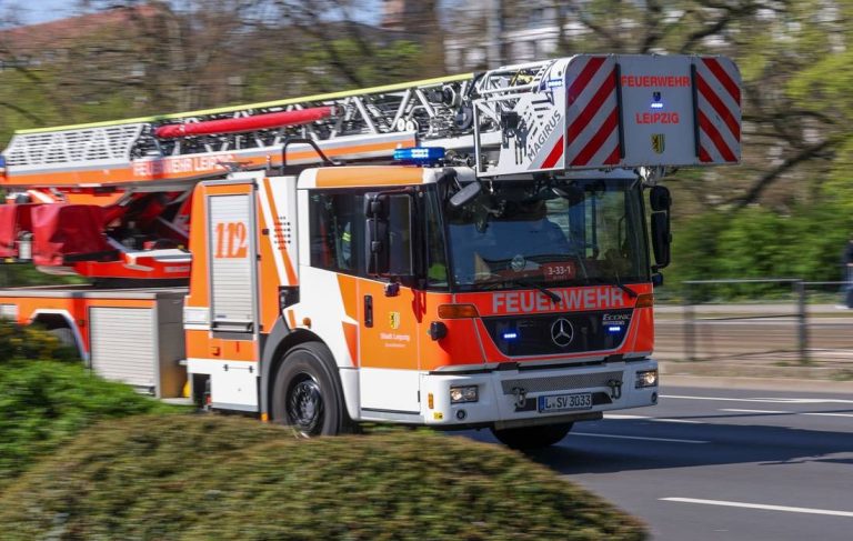 In Dülken ist nahe dem Bahnhof ein Baum vollständig ausgebrannt. Die Polizei Viersen ermittelt zur Ursache und bittet mögliche Zeugen um Hinweise.