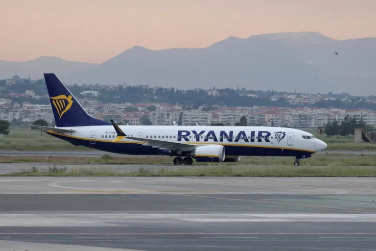 Ryanair-Flug nach Deutschland muss nach zerbrochenem Fenster nach Thessaloniki zurückkehren Ryanair-Flug nach Memmingen kehrt nach zerbrochenem Fenster nach Thessaloniki zurück. Ein Passagier wird medizinisch versorgt, Ermittlungen laufen.
