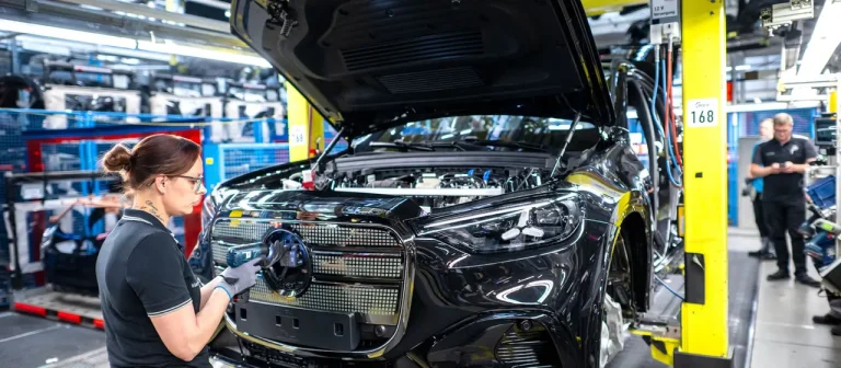 In Deutschland wird über die Rückkehr zur 40-Stunden-Woche diskutiert In Deutschland fordern Unternehmer die Rückkehr zur 40-Stunden-Woche. Mercedes-Beschäftigte und die IG Metall wehren sich gegen Mehrarbeit ohne Lohnausgleich.