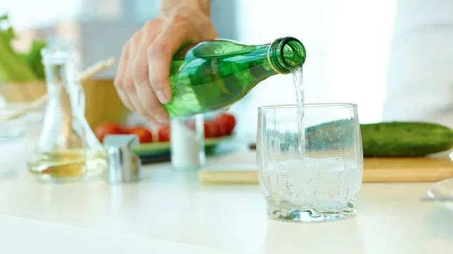 Mineralwasser-Rückruf in Deutschland: Bakterielle Verunreinigung festgestellt In Deutschland werden mehrere Chargen von Raffelberger-Mineralwasser wegen bakterieller Verunreinigung zurückgerufen. Betroffen ist Nordrhein-Westfalen.