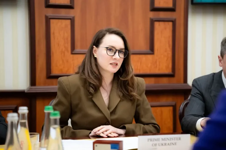 Selenskyj kündigt Wechsel an der Spitze der ukrainischen Regierung an Selenskyj kündigt einen Wechsel an der Regierungsspitze an. Swyrydenko könnte eine neue Aufgabe übernehmen, Korezkyj gilt als möglicher Nachfolger.