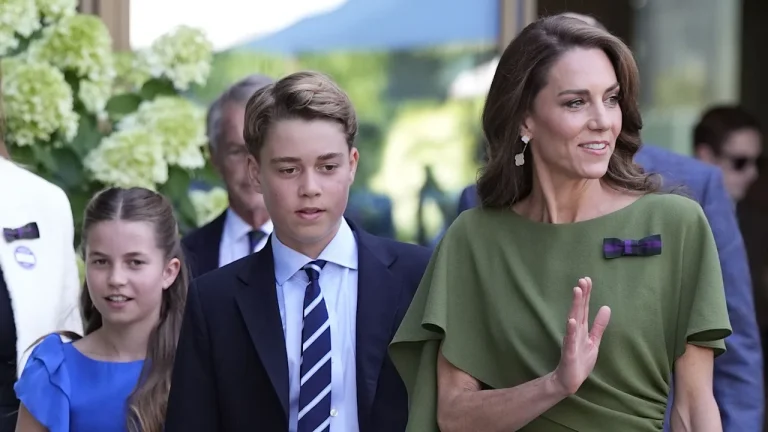 Prinzessin Kate besucht mit ihrer Familie das Wimbledon-Finale – doch der jüngste Sohn fehlt Prinzessin Kate und Prinz William besuchten mit George und Charlotte das Wimbledon-Finale. Der jüngste Sohn Prinz Louis war bei dem Familienauftritt nicht dabei.