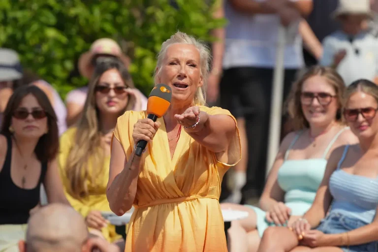 Andrea Kiewel entschuldigt sich nach Rassismus-Debatte im „ZDF-Fernsehgarten“ Andrea Kiewel entschuldigt sich nach dem Skandal im ZDF-Fernsehgarten. Ihre Aussage zu einer japanischen Pokémon-Karte löste Rassismusvorwürfe aus.