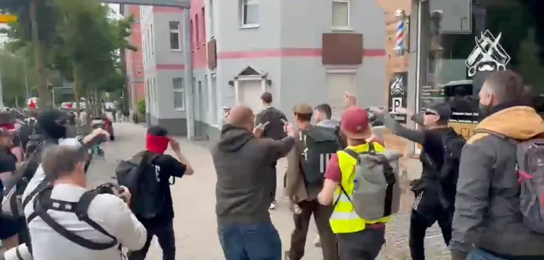 Angriff auf Journalisten bei Protesten gegen die AfD in Erfurt: Polizei ermittelt Bei den Protesten gegen die AfD in Erfurt wurden Journalisten von Apollo News und Junge Freiheit angegriffen. Die Polizei ermittelt wegen des Vorfalls.