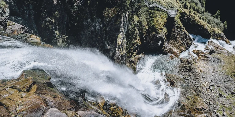 Polizeianwärterin stirbt nach Absturz am Stuibenfall-Klettersteig Eine 34-jährige Polizeianwärterin ist am Stuibenfall-Klettersteig in Tirol tödlich abgestürzt. Die Route bleibt gesperrt, die Ermittlungen laufen.
