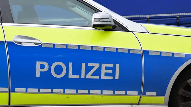 Dreijähriger Junge nach Kita-Ausflug vermisst und unverletzt gefunden Ein dreijähriger Junge verschwand bei einem Kita-Ausflug im Wald bei Northeim. Polizei, Feuerwehr, Drohnen und Suchhunde fanden ihn unverletzt.