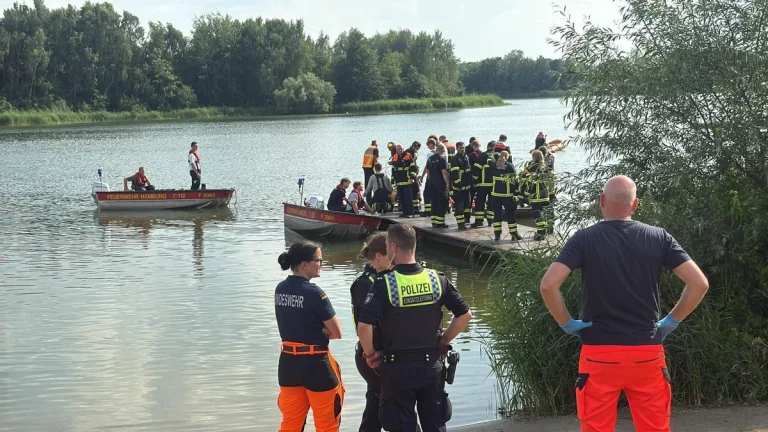 15-Jähriger ertrinkt in Hamburger See: Taucher finden ihn in zehn Metern Tiefe In Hamburg ist ein 15-Jähriger im Allermöher See ertrunken. Taucher fanden ihn in zehn Metern Tiefe, doch der Jugendliche konnte nicht gerettet werden.