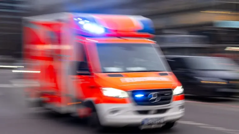 Frau fährt Mann in Stuttgart an und flüchtet In Stuttgart-Mitte wurde ein 25-Jähriger an einer Tiefgaragenzufahrt lebensgefährlich verletzt. Die mutmaßliche Fahrerin wurde später von der Polizei festgenommen.