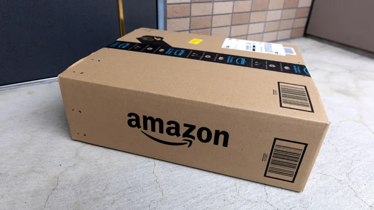 Amazon startet Tankrabatt-Aktion für Paketretouren: So gibt es 5 Cent pro Liter Amazon und Enilive starten eine Aktion: Wer Pakete an teilnehmenden Tankstellen zurückgibt, erhält 5 Cent Rabatt pro Liter Kraftstoff.