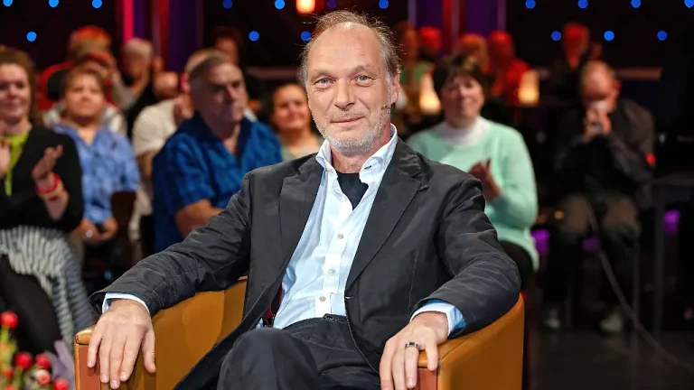 „Tatort“-Star Martin Brambach hat nach einem Klinikaufenthalt sein Leben verändert: Er joggt täglich, macht Yoga und trainiert im Fitnessstudio.