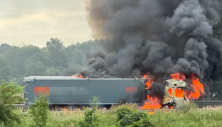 Nach Lkw-Brand auf der A1: Fahrbahn bis Samstag teilweise gesperrt Nach dem Lkw-Brand auf der A1 bei Seevetal bleibt die Fahrbahn bis Samstag teilweise gesperrt. Wegen Sanierungsarbeiten müssen Autofahrer mit Verzögerungen rechnen.