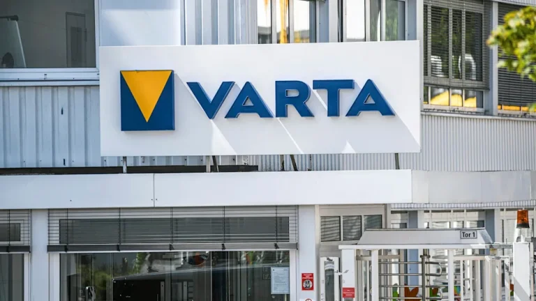 Varta meldet Insolvenz an: Was beim Batteriehersteller passiert Varta hat in Deutschland Insolvenz angemeldet. Gründe sind die schwache Nachfrage, Währungsverluste, eine Werksschließung und der Weggang von Apple.