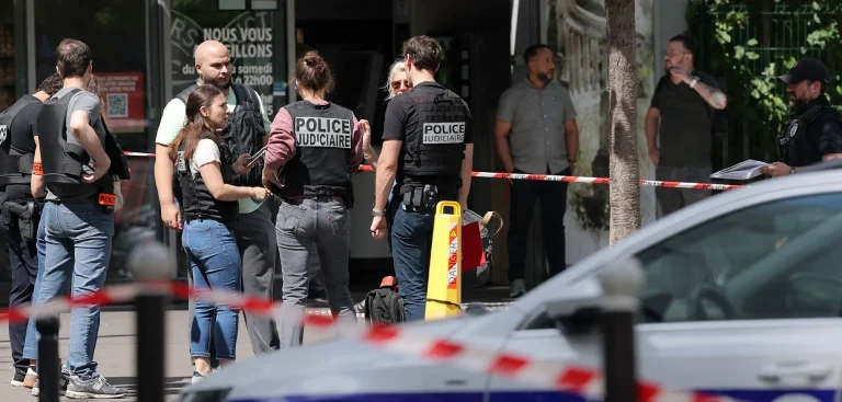 In Paris griff ein Mann mit zwei Messern drei Frauen an. Zwei Opfer wurden schwer verletzt, darunter eine schwangere Frau. Der Täter wurde festgenommen.