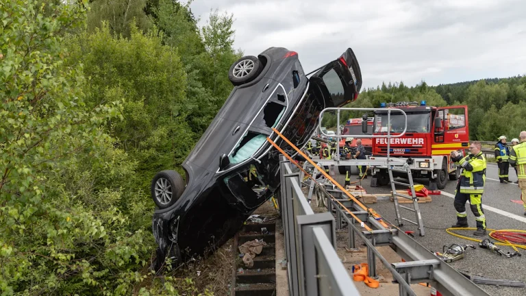 Auf der A71 in Thüringen prallte ein Mercedes gegen ein Brückengeländer und hing über dem Abgrund. Der Fahrer starb, die Bergung dauerte mehrere Stunden.