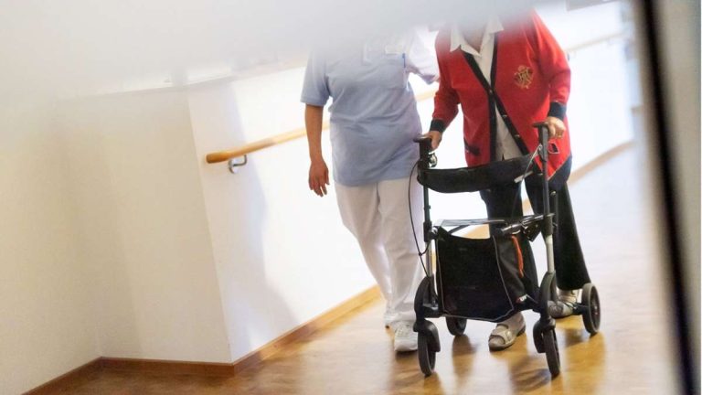 AOK deckt neue Fälle fehlerhafter Abrechnungen auf: Krankenkasse holt rund zwei Millionen Euro zurück AOK Plus hat nach der Aufdeckung mutmaßlich fehlerhafter Abrechnungen im Gesundheitswesen rund zwei Millionen Euro zurückgefordert. Besonders betroffen ist die Pflege