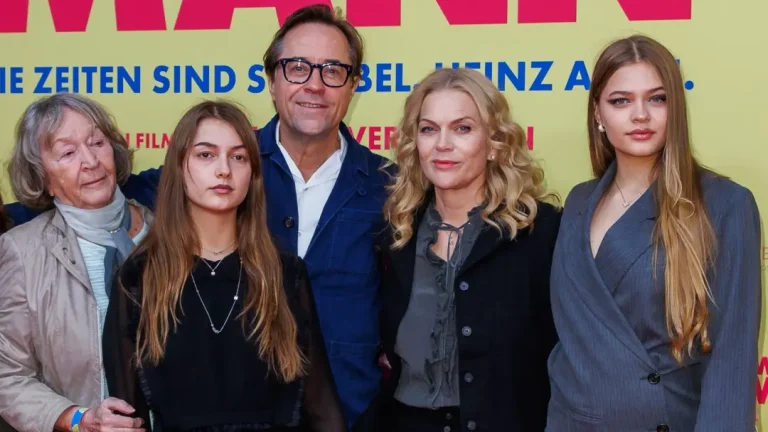 Lilly Liefers, Tochter von Jan Josef Liefers und Anna Loos, widmet sich nach ihrer Schauspielkarriere der Künstlichen Intelligenz. Schwester Lola studiert Jura.