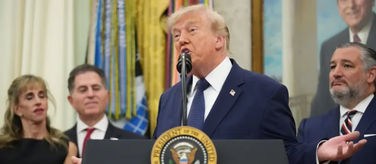 Trump bat FIFA um Überprüfung der Balogun-Sperre: Entscheidung löst internationalen Skandal aus Donald Trump bestätigte einen Anruf bei der FIFA wegen Folarin Baloguns Roter Karte. Die Entscheidung sorgt für Protest aus Belgien und Kritik der UEFA.
