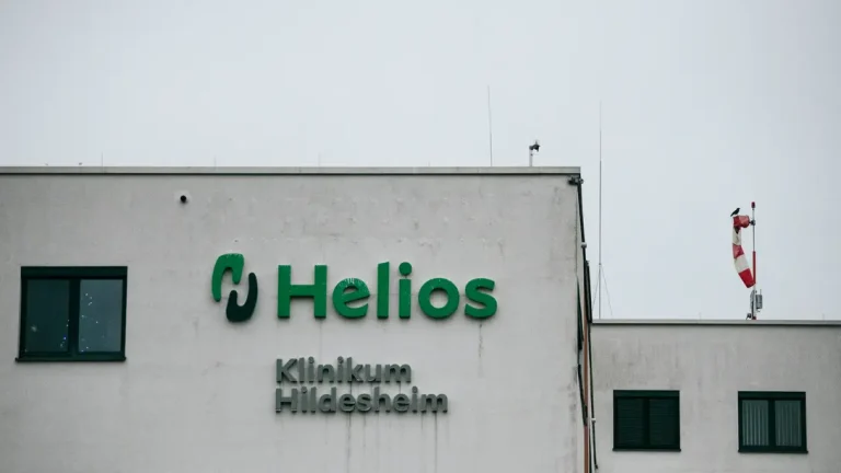 Frau bringt Kind auf Gehweg vor Krankenhaus in Hildesheim zur Welt In Hildesheim brachte eine Frau ihr Kind auf dem Gehweg vor der Helios-Klinik zur Welt. Mutter und Baby wurden untersucht und sind gesund.