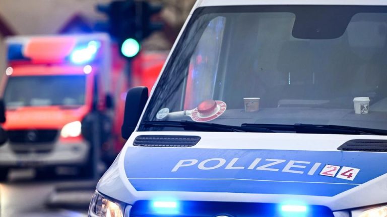 In Groß-Gerau wurde ein 27-Jähriger tödlich verletzt auf der Straße gefunden. Die Polizei prüft einen möglichen Unfall mit Fahrerflucht.