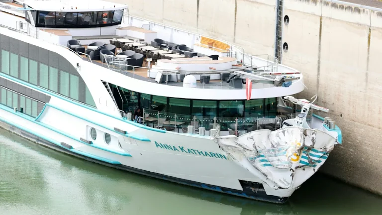 Kreuzfahrtschiff rammt Schleuse bei Wien: 14 Menschen verletzt Die MS Anna Katharina ist bei Wien gegen eine Schleuse geprallt. 14 Passagiere wurden verletzt, sechs kamen ins Krankenhaus.