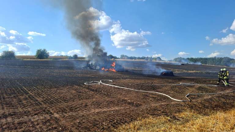 Landmaschine bei Hutzdorf in Brand geraten: Rund ein Hektar Feld zerstört Bei Hutzdorf geriet eine Landmaschine in Brand. Das Feuer zerstörte rund einen Hektar Feld und mehrere Heuballen. Die Brandursache ist noch unklar.