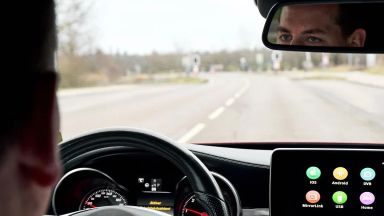 Neue Autos in der EU erhalten Kameras zur Fahrerüberwachung. Das System erkennt Ablenkung, warnt den Fahrer und speichert keine Videoaufnahmen.