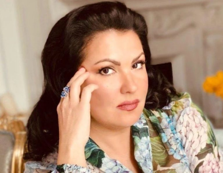 Anna Netrebko kündigt wegen gesundheitlicher Probleme eine Zwangspause an Anna Netrebko hat eine Zwangspause angekündigt. Nach einer anstrengenden Konzertreise durch sechs Länder verordneten Ärzte körperliche und stimmliche Ruhe.Anna Netrebko hat eine Zwangspause angekündigt. Nach einer anstrengenden Konzertreise durch sechs Länder verordneten Ärzte körperliche und stimmliche Ruhe.