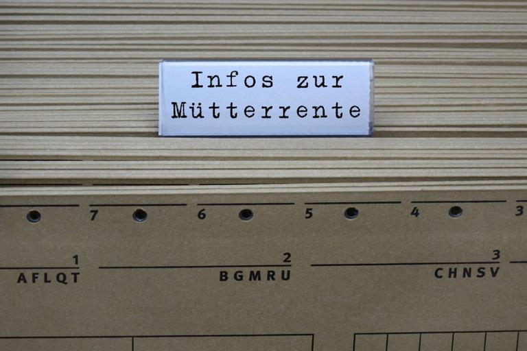 Mütterrente III ab 2027: Warum Eltern ihr Rentenkonto jetzt überprüfen sollten Mütterrente III ab 2027 bringt höhere Renten für Eltern. Wer Kindererziehungszeiten prüft und fehlende Einträge ergänzt, vermeidet Verzögerungen bei der Rente.