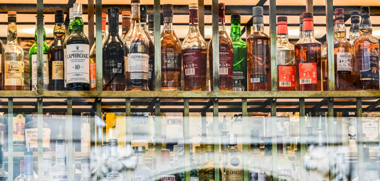 Deutschland erhöht Steuer auf Spirituosen ab 2027: Rum, Wodka und Liköre werden teurer Deutschland erhöht ab 2027 die Steuer auf Spirituosen um 20 Prozent. Betroffen sind Rum, Wodka, Korn, Liköre und Schaumweine.