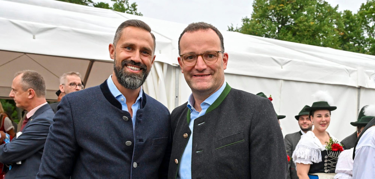 Jens Spahn und Daniel Funke sind Eltern geworden. Ihr Sohn Georg wurde in den USA von einer Leihmutter geboren. Das ist über die Familie bekannt.