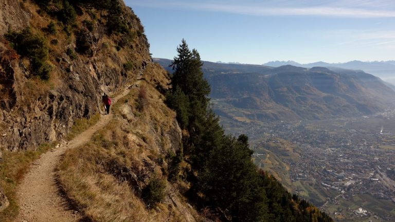 Deutsche Wanderin stirbt in Südtirol nach einem Sturz von einem Bergweg. Die Frau fiel bei einer Gruppenwanderung rund 200 Meter in die Tiefe.