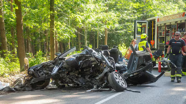 Tödlicher Unfall auf der B97: Auto prallt gegen einen Baum Auf der B97 bei Schwepnitz kam ein Volkswagen von der Straße ab und prallte gegen einen Baum. Der 64-jährige Fahrer starb, die Straße blieb stundenlang gesperrt.